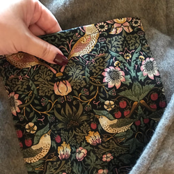 ■10 天內出貨 ■ [3 種顏色可選] 這款採用再生羊毛製成，「莫里斯世界在斗篷外套中栩栩如生。」秋冬款斗篷連帽披肩 第17張的照片