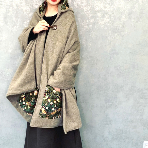 ■10 天內出貨 ■ [3 種顏色可選] 這款採用再生羊毛製成，「莫里斯世界在斗篷外套中栩栩如生。」秋冬款斗篷連帽披肩 第10張的照片