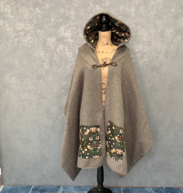 ■10 天內出貨 ■ [3 種顏色可選] 這款採用再生羊毛製成，「莫里斯世界在斗篷外套中栩栩如生。」秋冬款斗篷連帽披肩 第14張的照片