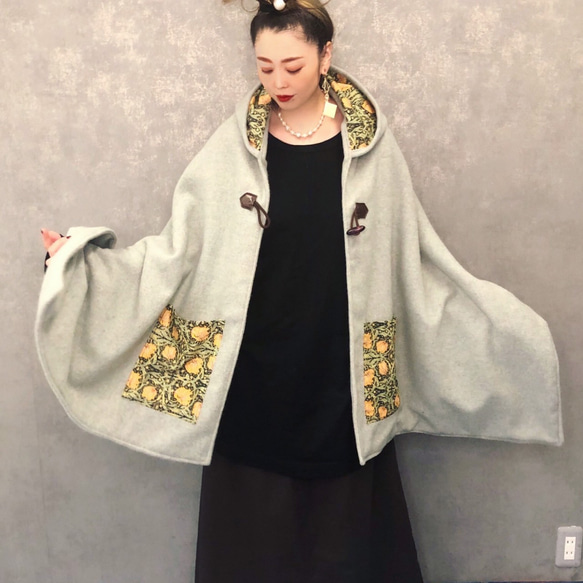 ■10 天內出貨 ■ [3 種顏色可選] 這款採用再生羊毛製成，「莫里斯世界在斗篷外套中栩栩如生。」秋冬款斗篷連帽披肩 第3張的照片