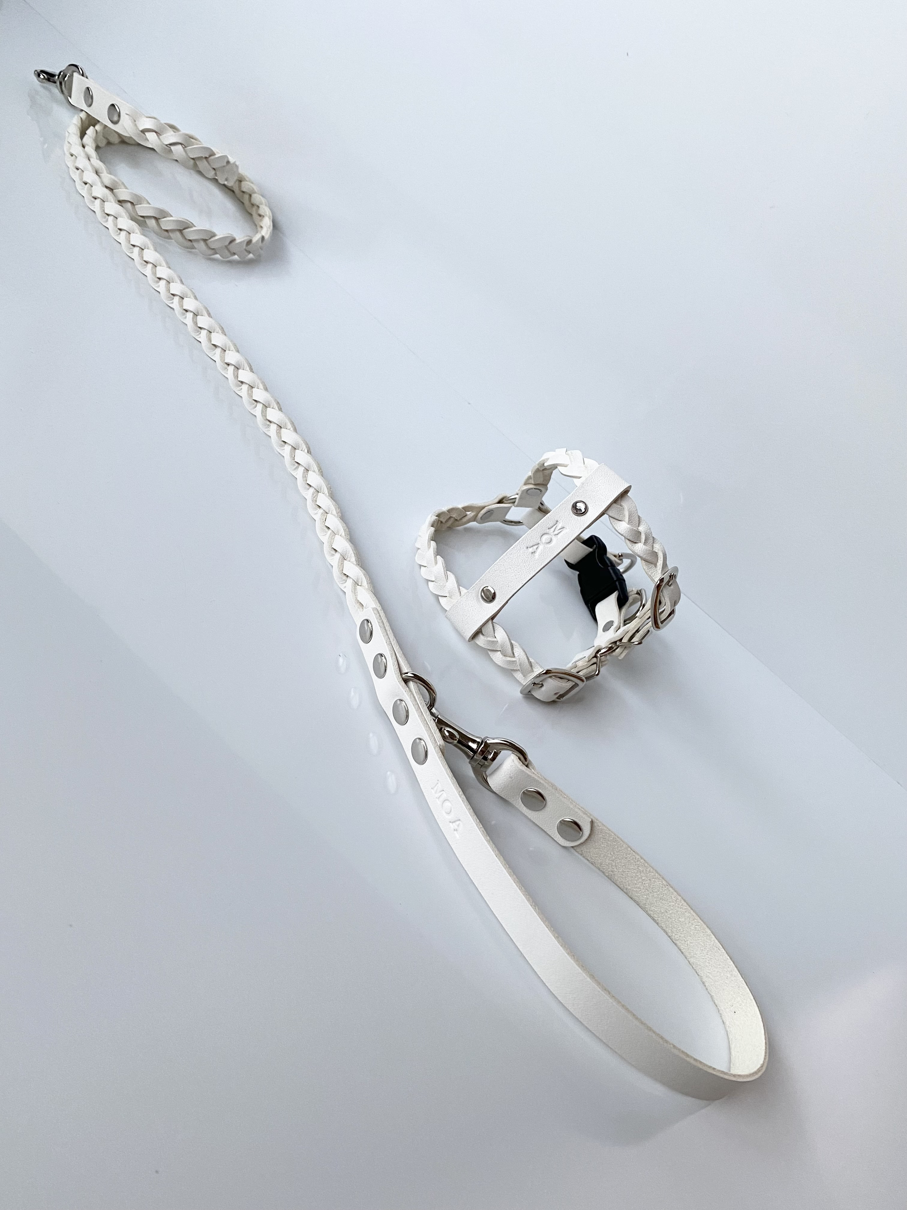 白い革の三つ編みハーネスリードセット