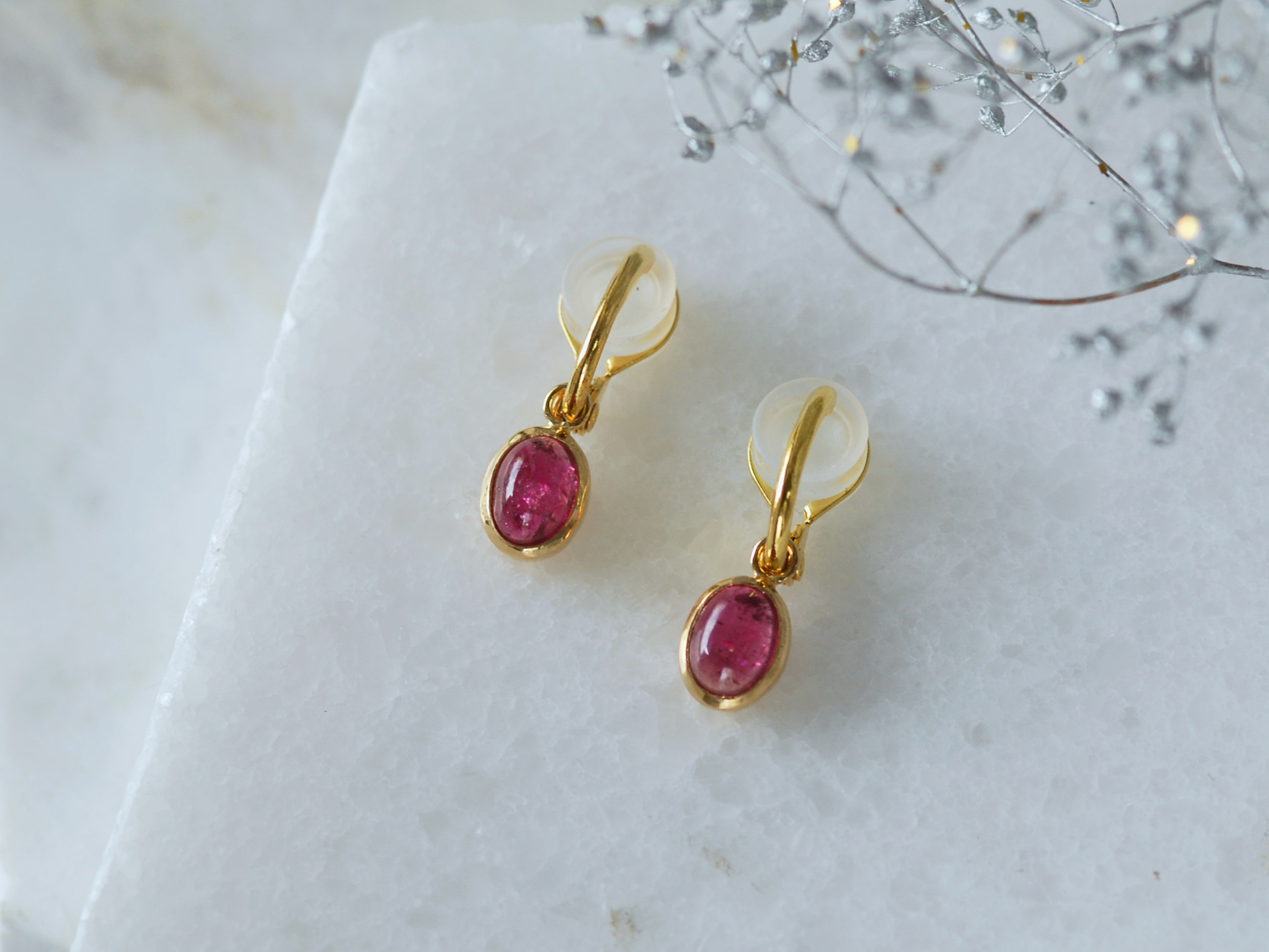 果実のようなベリー色 ピンクトルマリンの天然石イヤリング【１点限り】