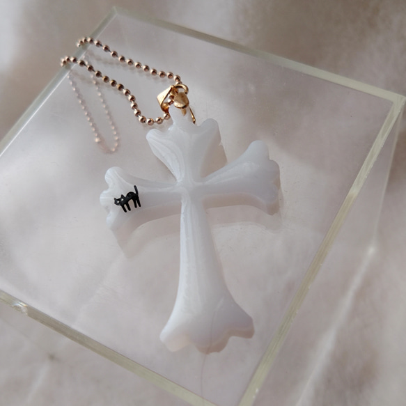 レジン製【チャーム】黒猫ちゃん付き白の十字架 2枚目の画像