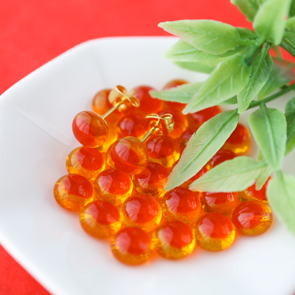 《特集掲載》ガラスのいくら1粒ピアス イクラ 縁起物 オレンジ フェイクフード ガラス ガラスフュージング 朱色 18枚目の画像