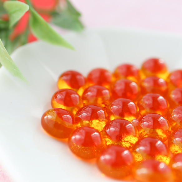 《特集掲載》ガラスのいくら1粒ピアス イクラ 縁起物 オレンジ フェイクフード ガラス ガラスフュージング 朱色 2枚目の画像