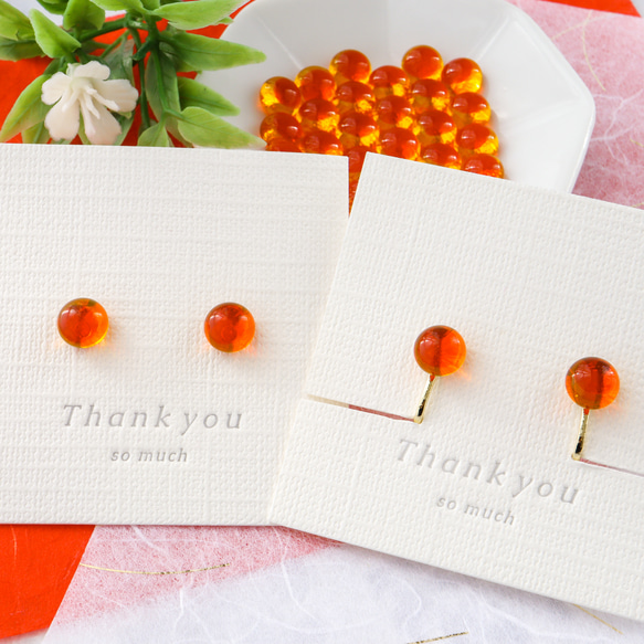 《特集掲載》ガラスのいくら1粒ピアス イクラ 縁起物 オレンジ フェイクフード ガラス ガラスフュージング 朱色 5枚目の画像