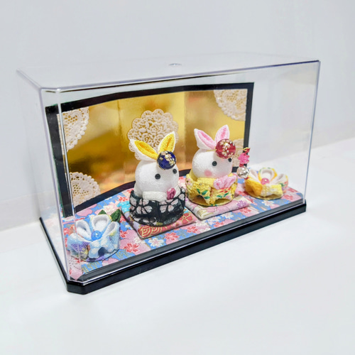 ハンドメイド創作人形ブスッ子縮緬うさぎちやん。黒の飾り台付き ひな祭り2020】チマチョゴリ・うさちゃんひな人形（♂黒、♀赤