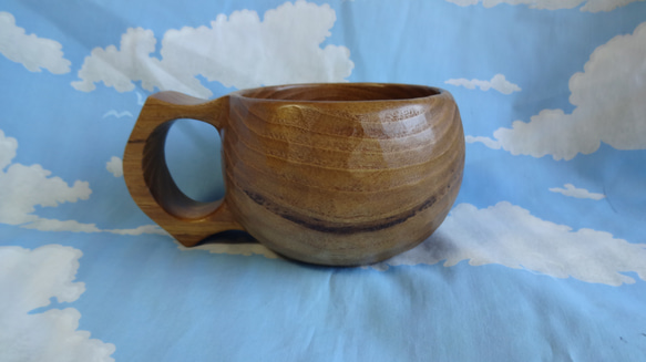 スマイルマークが浮かぶ　茶色い真桑の一木彫りコーヒーカップ　 2枚目の画像