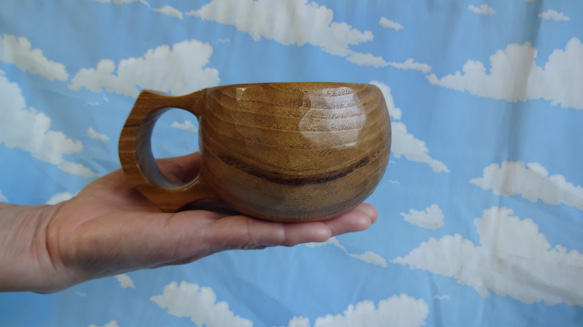 スマイルマークが浮かぶ　茶色い真桑の一木彫りコーヒーカップ　 1枚目の画像