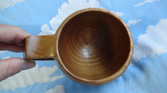 スマイルマークが浮かぶ　茶色い真桑の一木彫りコーヒーカップ　 7枚目の画像