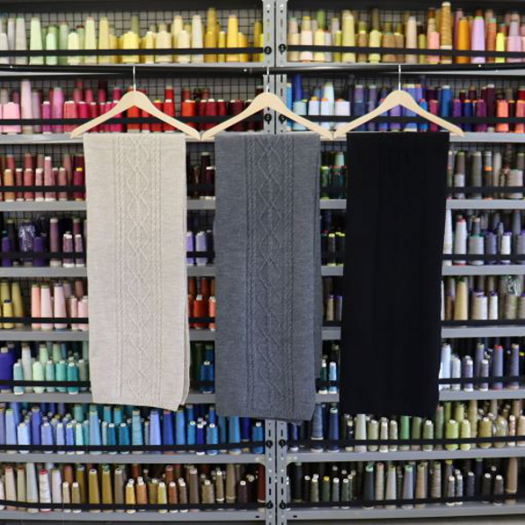 エアリースパン(メリノウール100％）アラン柄大判ニットストール＆ブランケット【チャコールグレー】 5枚目の画像