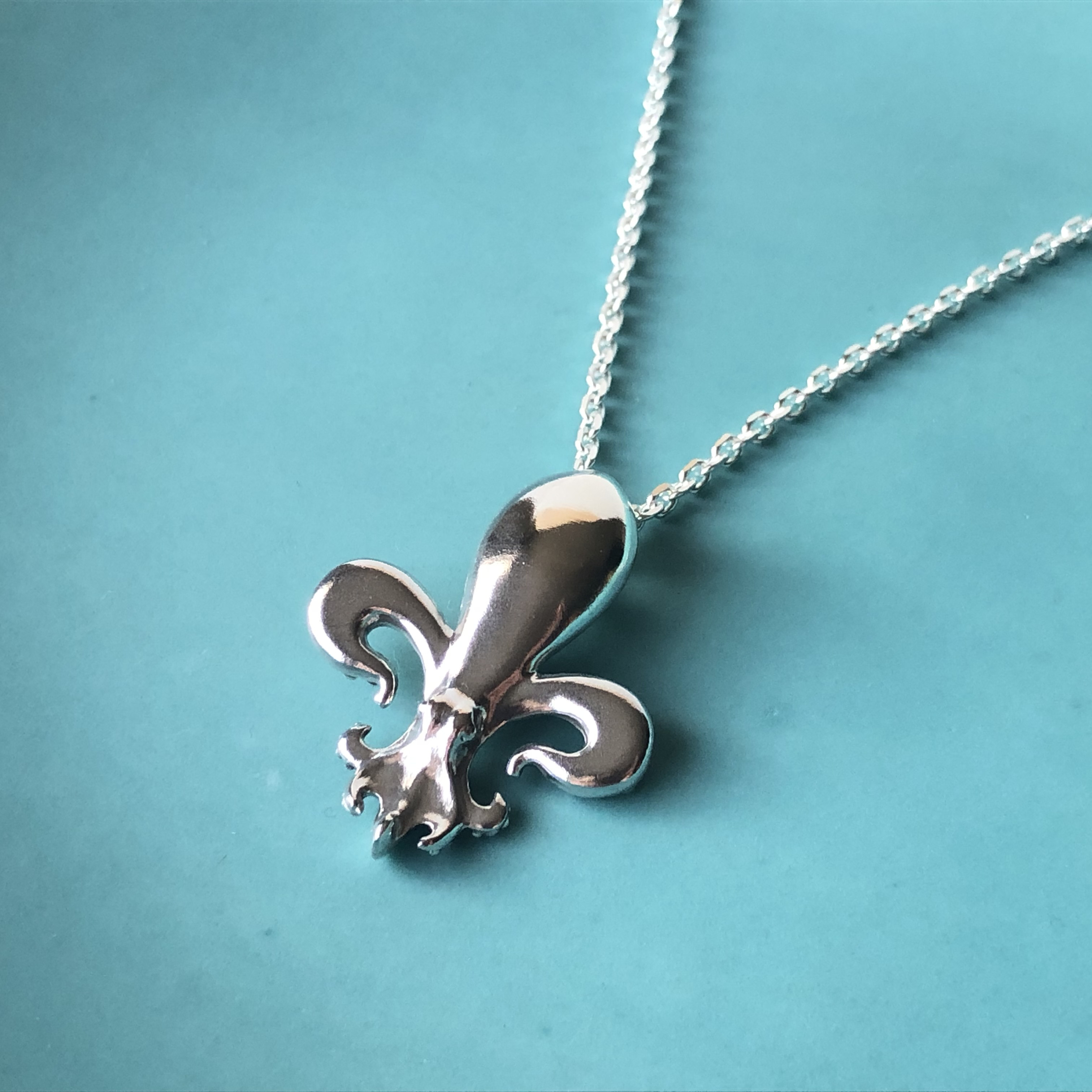 【多幸アクセサリー】百合モチーフのペンダント(に擬態する蛸)