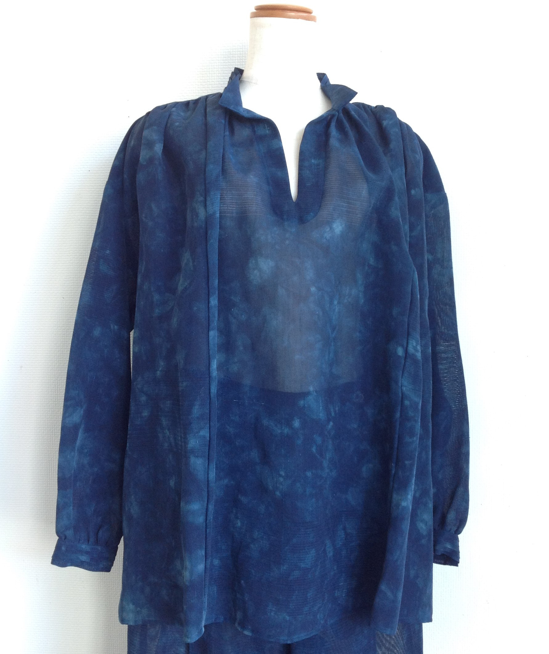 伝統織物のトップブランド夏塩沢に本藍染めを施した洋服オリジナルブランド『ナツシオンブルー』むらくも染（ブラウス11）
