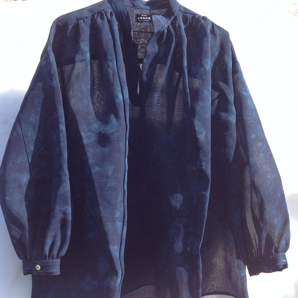 伝統織物のトップブランド夏塩沢に本藍染めを施した洋服オリジナルブランド『ナツシオンブルー』むらくも染（ブラウス11） 5枚目の画像