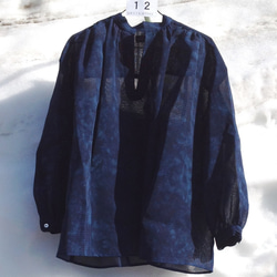 伝統織物のトップブランド夏塩沢に本藍染めを施した洋服オリジナルブランド『ナツシオンブルー』むらくも染（ブラウス12） 5枚目の画像