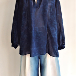 伝統織物のトップブランド夏塩沢に本藍染めを施した洋服オリジナルブランド『ナツシオンブルー』むらくも染（ブラウス12） 4枚目の画像