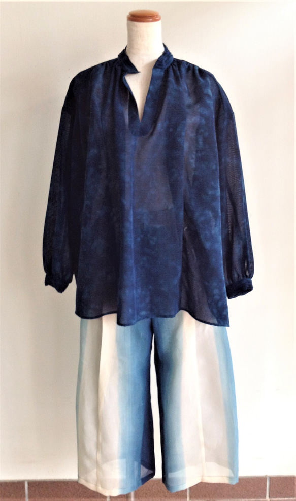 伝統織物のトップブランド夏塩沢に本藍染めを施した洋服オリジナルブランド『ナツシオンブルー』むらくも染（ブラウス12） 4枚目の画像