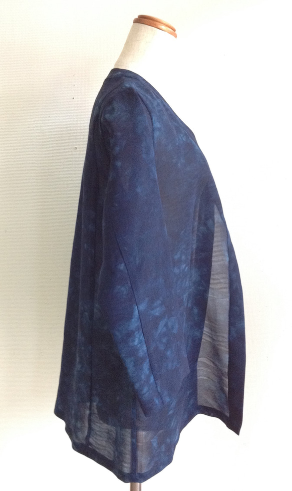 伝統織物のトップブランド夏塩沢に本藍染めを施した洋服オリジナルブランド『ナツシオンブルー』むらくも染（カーディガン15） 2枚目の画像