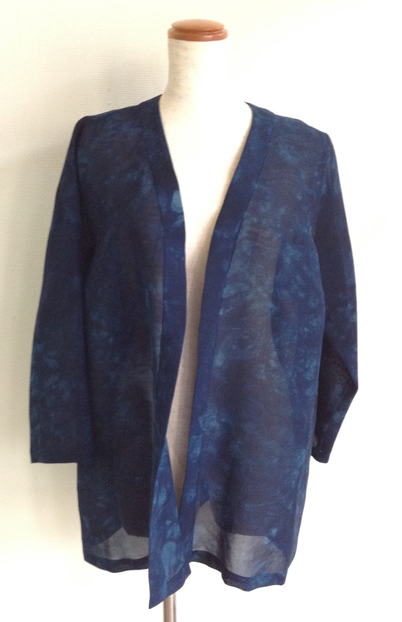 伝統織物のトップブランド夏塩沢に本藍染めを施した洋服オリジナルブランド『ナツシオンブルー』むらくも染（カーディガン15） 1枚目の画像