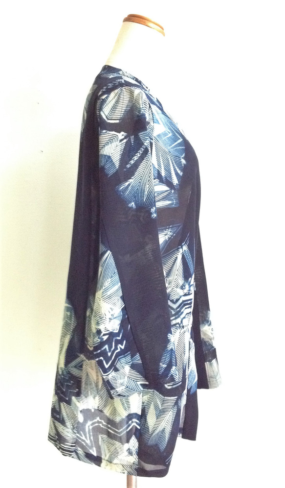 伝統織物のトップブランド夏塩沢に本藍染めを施した洋服オリジナルブランド『ナツシオンブルー』板締染（カーディガン16） 2枚目の画像