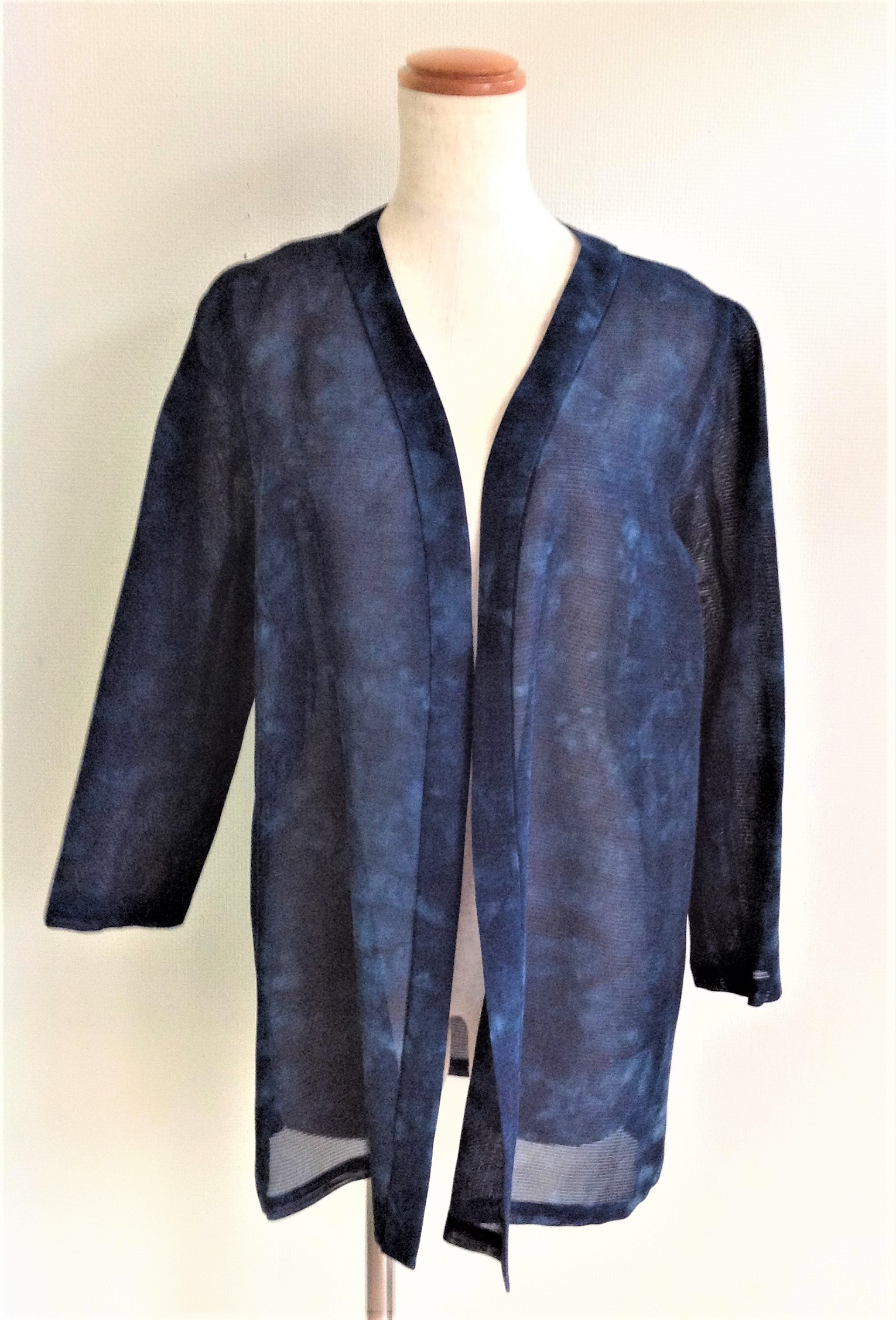 伝統織物のトップブランド夏塩沢に本藍染めを施した洋服オリジナルブランド『ナツシオンブルー』むらくも染（カーディガン17）