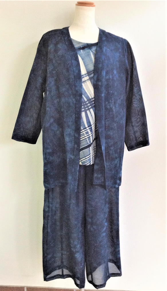 伝統織物のトップブランド夏塩沢に本藍染めを施した洋服オリジナルブランド『ナツシオンブルー』むらくも染（カーディガン17） 4枚目の画像
