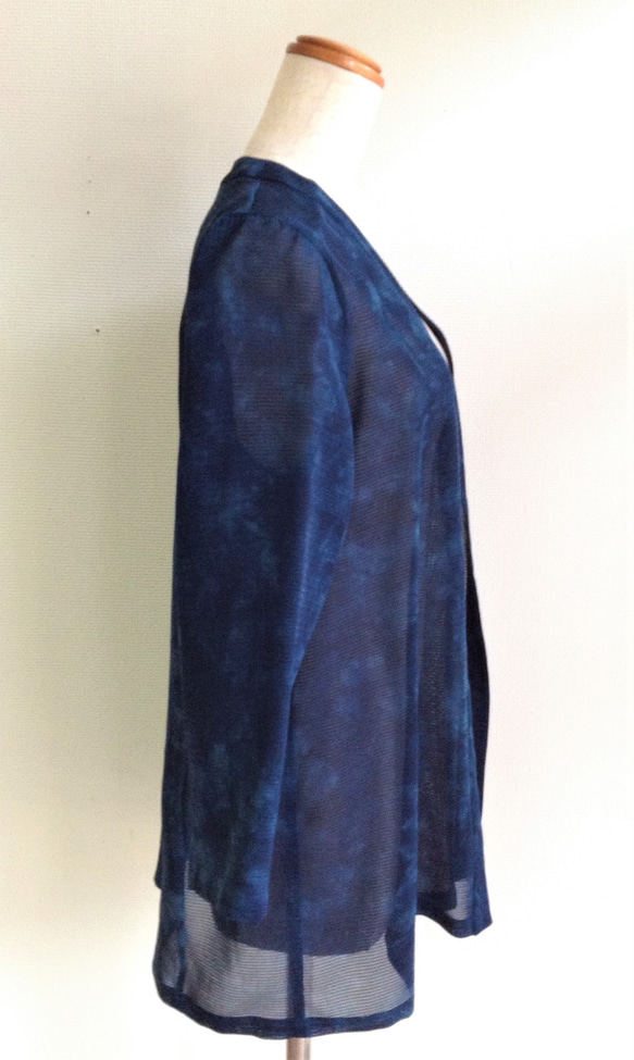 伝統織物のトップブランド夏塩沢に本藍染めを施した洋服オリジナルブランド『ナツシオンブルー』むらくも染（カーディガン17） 2枚目の画像