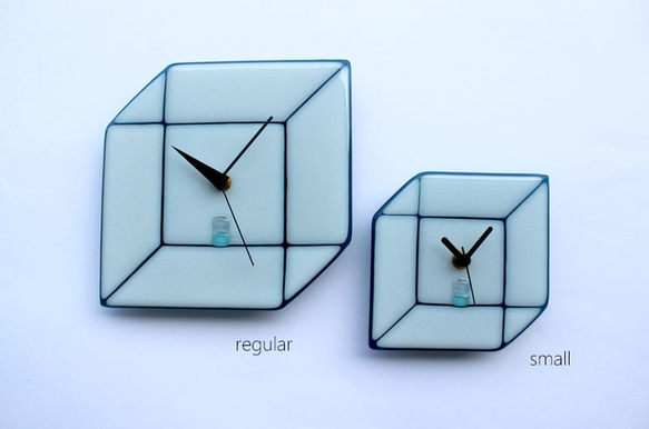 新作！ガラス時計 立方体  small ホワイト×ブルーグレー　壁掛け時計・置時計 クリスマスギフト 7枚目の画像