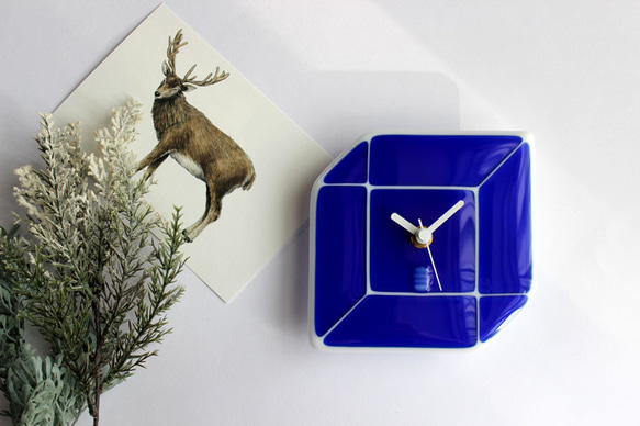 ガラス時計 立方体 small ロイヤルブルー×ホワイト　壁掛け時計・置時計 3枚目の画像