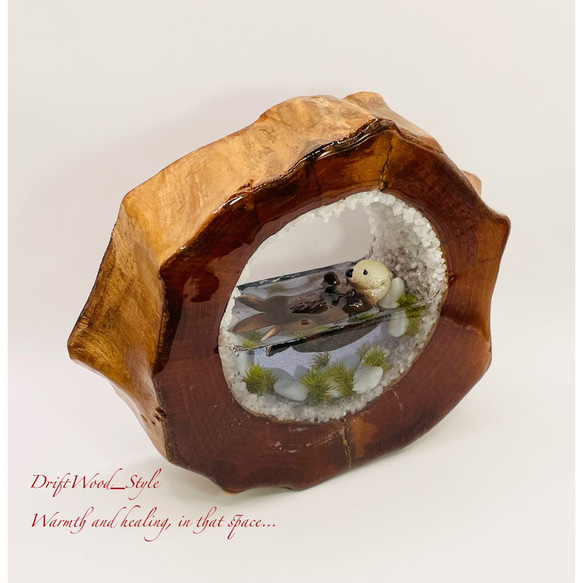 一つ限りの流木アート 海に浮かぶラッコ ジオラマ 流木 フィギュア 置物 インテリア レジン テラリウム 生き物 N3 3枚目の画像