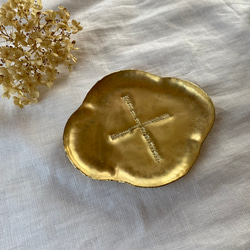 クロスの真鍮皿　キャンドルディスプレイ　アクセサリートレー 1枚目の画像
