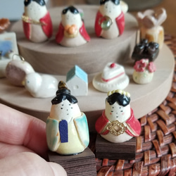 陶の小さなお雛様（2段飾り円形） Japanese doll figurines22-004 2枚目の画像