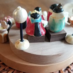 陶の小さなお雛様（2段飾り円形） Japanese doll figurines22-004 5枚目の画像