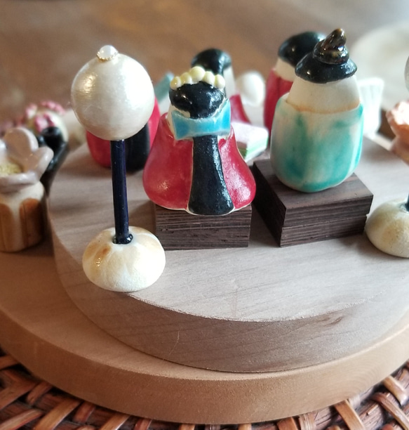 陶の小さなお雛様（2段飾り円形） Japanese doll figurines22-004 5枚目の画像