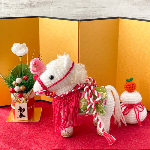 金赤ホワイトハーツ 鹿紐通し済 大穴 希少 1連53cm 受注製作】白馬のお正月飾り2026 干支 午年 あみぐるみ 馬のはな❋うた