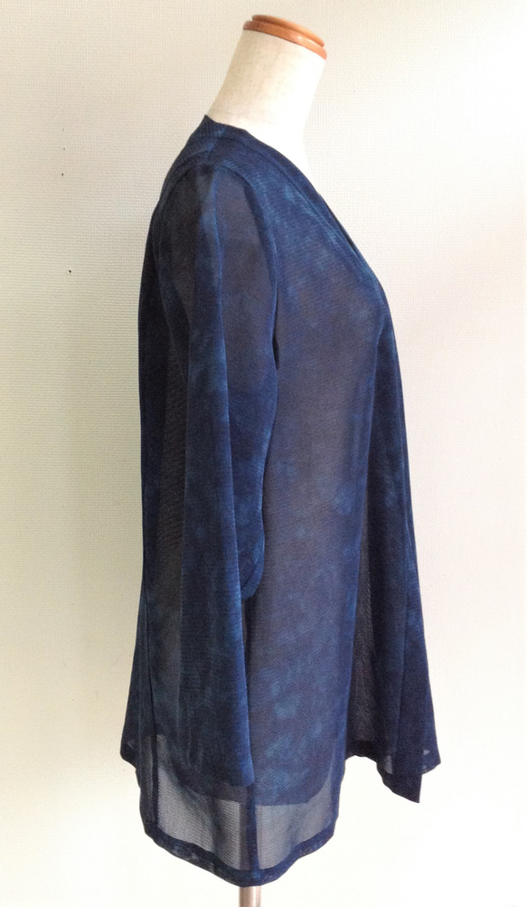伝統織物のトップブランド夏塩沢に本藍染めを施した洋服オリジナルブランド『ナツシオンブルー』むらくも染（カーディガン18） 2枚目の画像