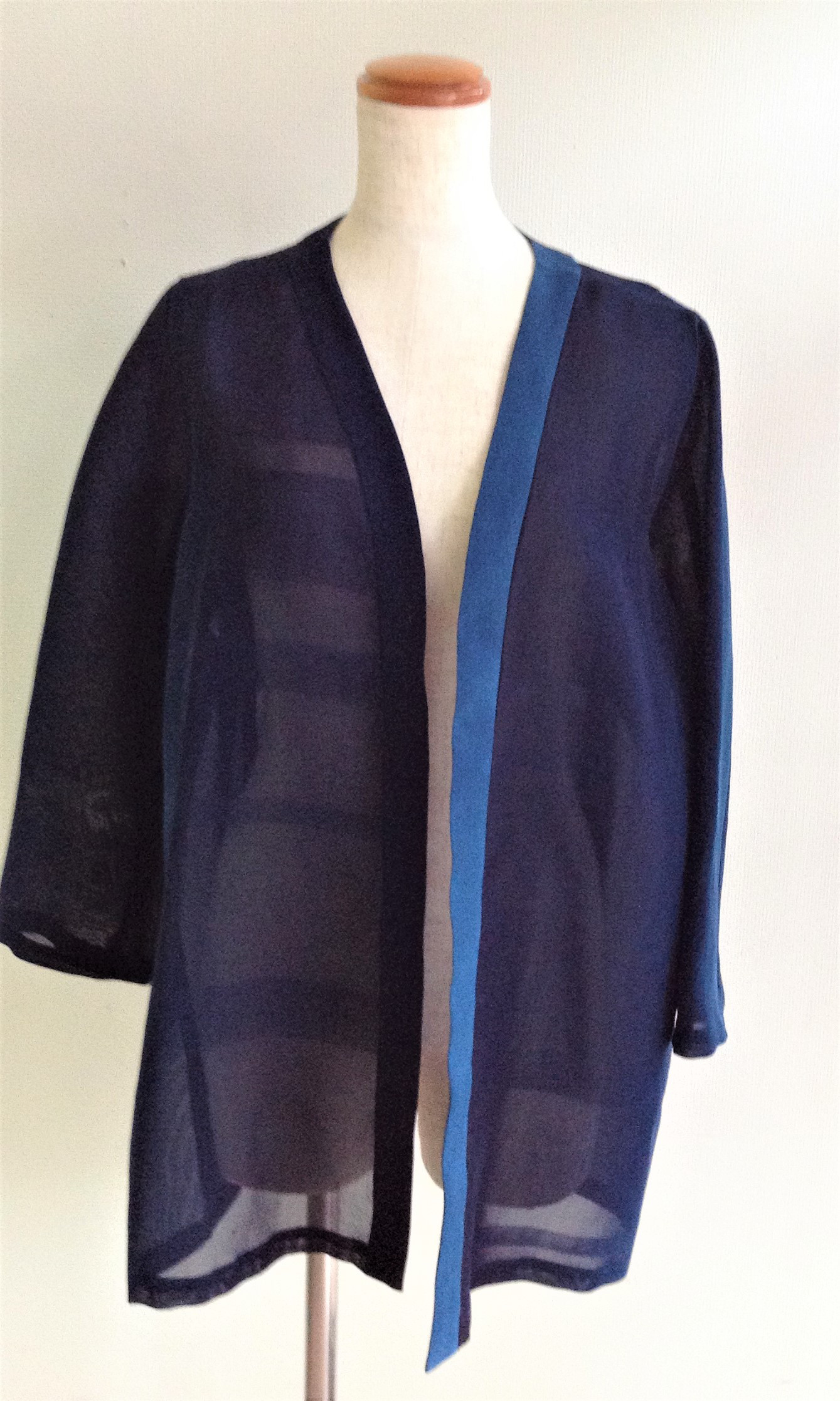 伝統織物のトップブランド夏塩沢に本藍染めを施した洋服オリジナルブランド『ナツシオンブルー』ぼかし染（カーディガン20）