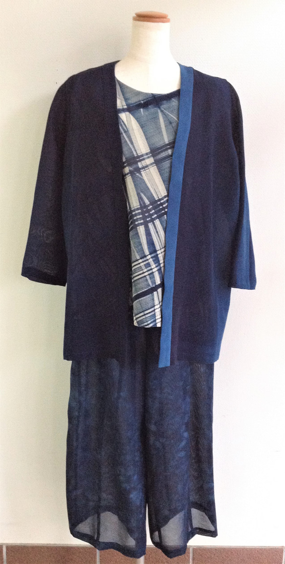 伝統織物のトップブランド夏塩沢に本藍染めを施した洋服オリジナルブランド『ナツシオンブルー』ぼかし染（カーディガン20） 4枚目の画像
