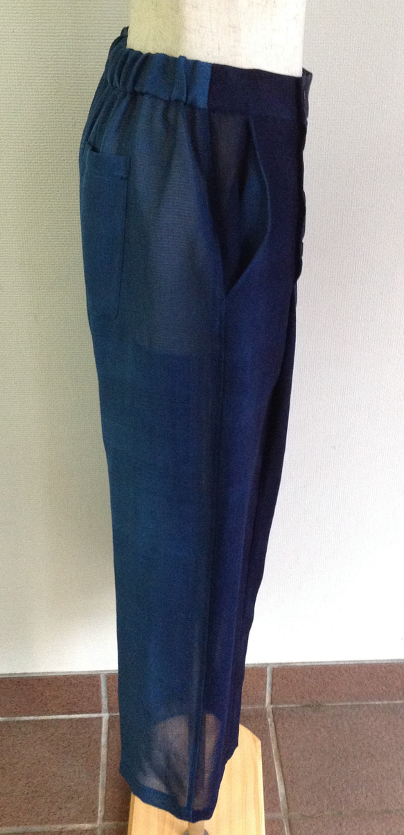 伝統織物のトップブランド夏塩沢に本藍染めを施した洋服オリジナルブランド『ナツシオンブルー』ぼかし染（パンツ32） 2枚目の画像