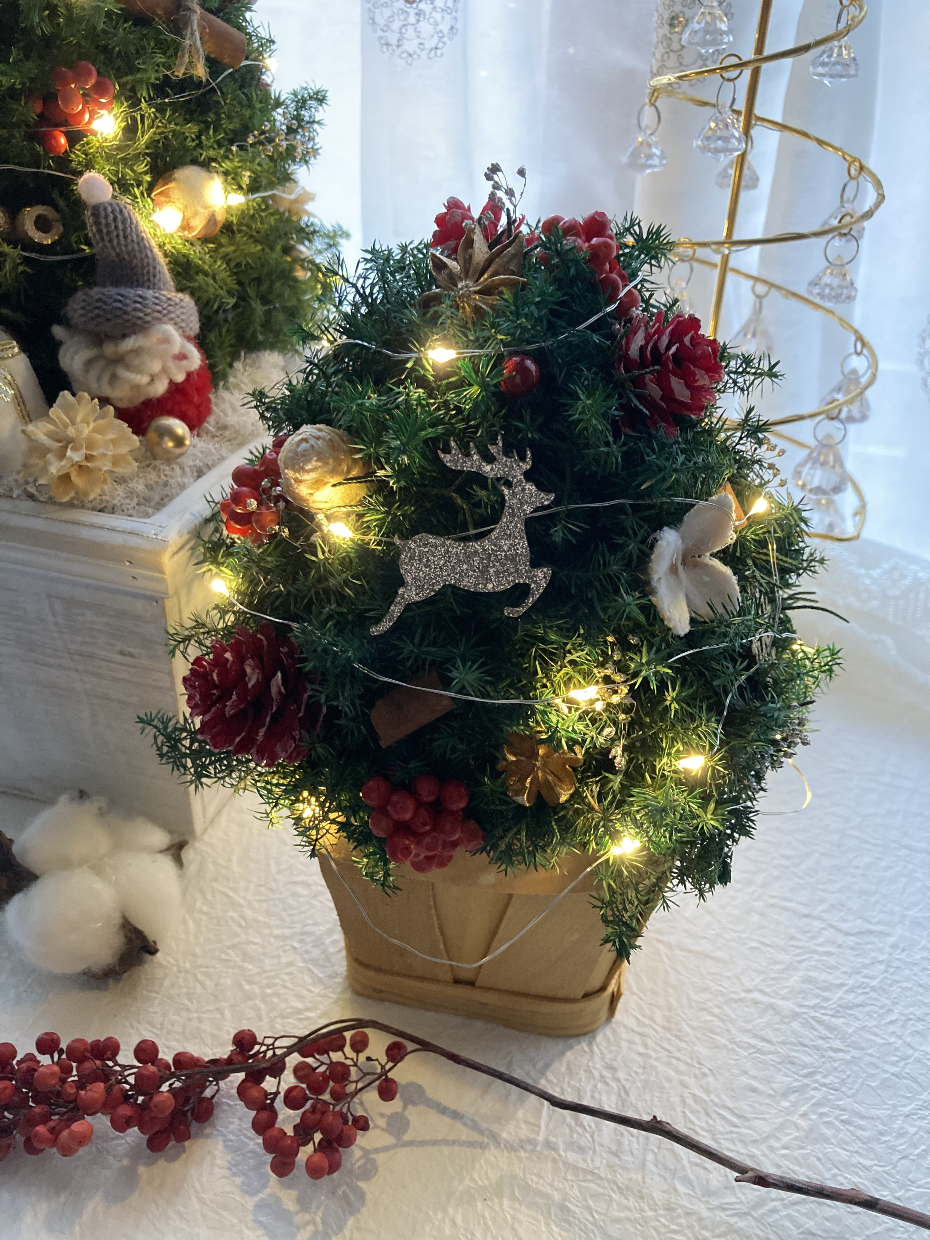 超早割クリスマス2025 プリザーブドフラワーキラキラのトナカイに木の実 卓上クリスマスツリーLEDライト