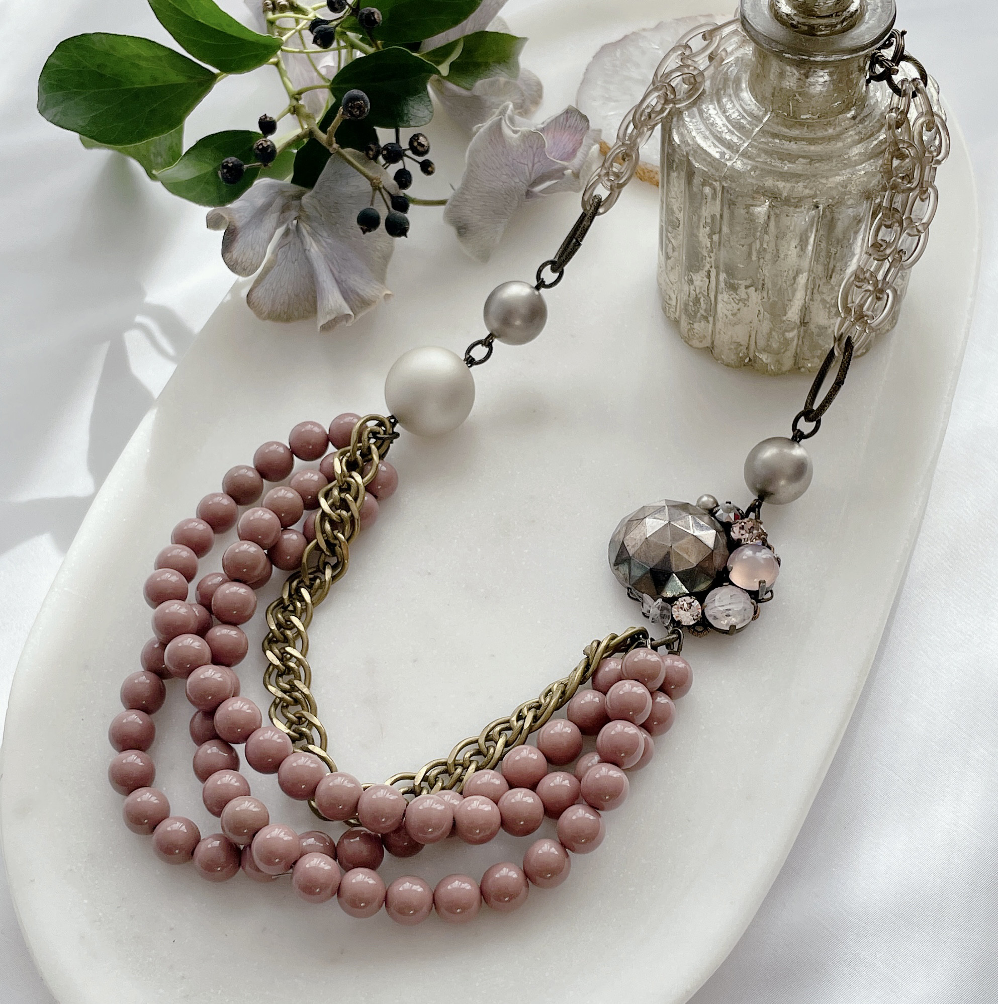 【送料無料★一点物】スモーキーピンクのビジュー ロングネックレス　★春色先どり♪