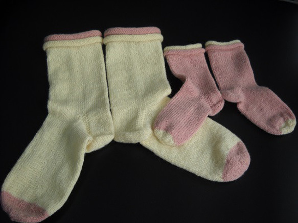手編みの靴下　セット商品　ママと小さなレディーのためのお揃いの靴下 2枚目の画像