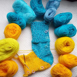 【ウクライナ支援】厚手の手編み靴下　サイズ23～23.5㎝位の方用　純毛の毛糸を約180グラム使用した分厚い靴下（2） 2枚目の画像