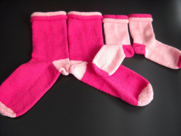 手編みの靴下　セット商品　メリノウールで編んだ、ママと小さなレディーのためのお揃いの靴下 2枚目の画像