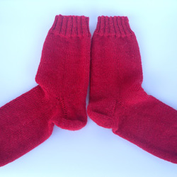 手編みの靴下　還暦のお祝いのための赤い靴下 （男性用） 2枚目の画像