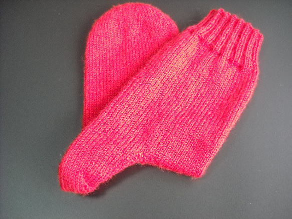 手編みの靴下　還暦のお祝いのための赤い靴下 （男性用） 3枚目の画像