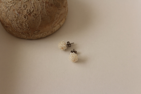 パールな真珠色のヴィンテージビーズの粒々ピアス　　no.103 1枚目の画像
