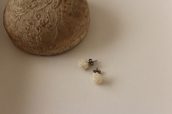 パールな真珠色のヴィンテージビーズの粒々ピアス　　no.103 2枚目の画像