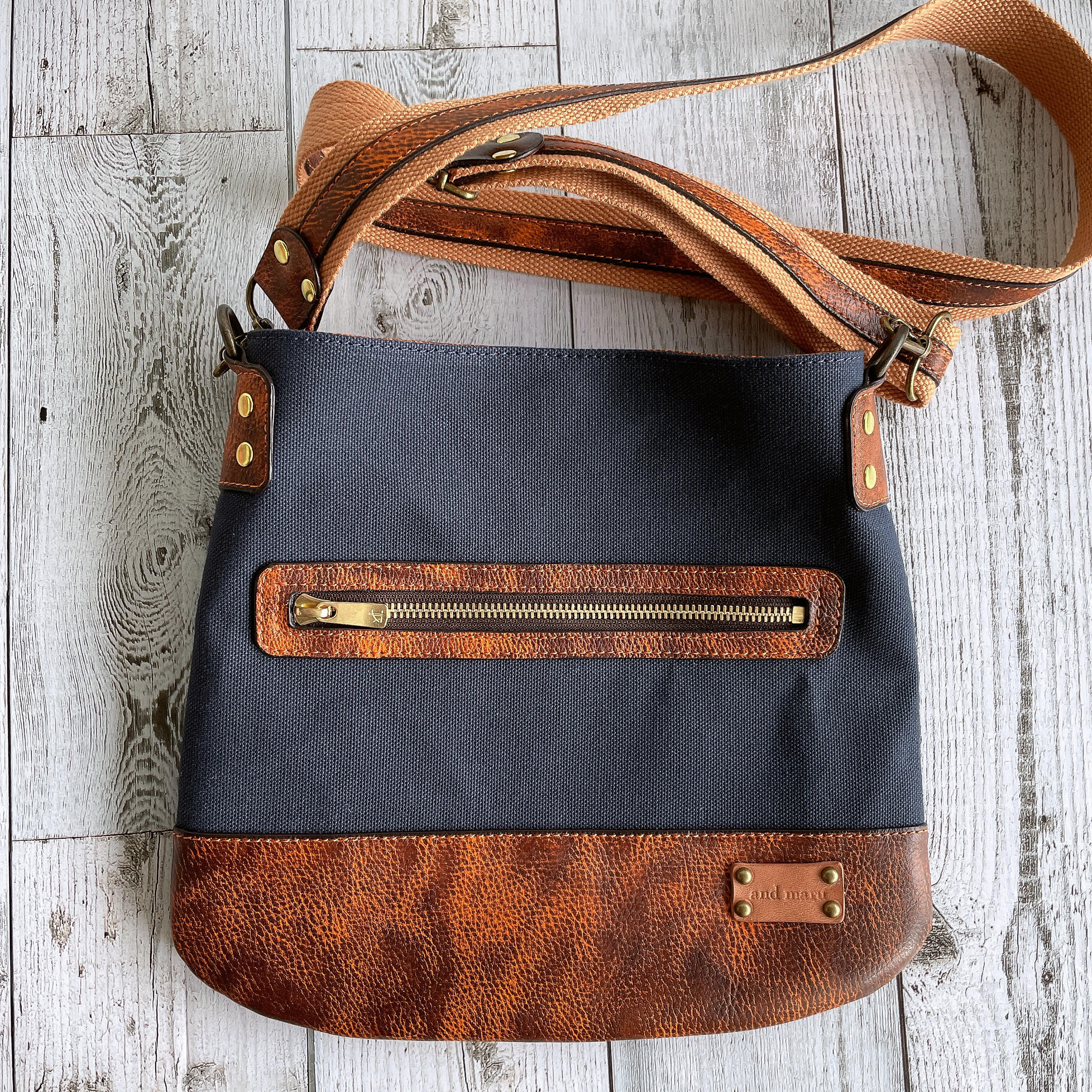 帆布と革のサコッシュ（ネイビー×マーブル）