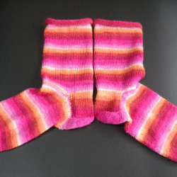 手編みの靴下　ピンク、赤、オレンジの暖か色靴下（女性用） 2枚目の画像